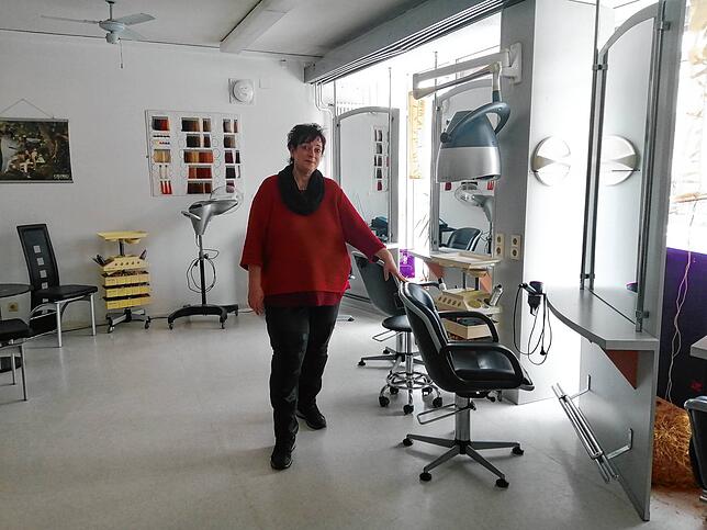 Barbara Martin steht heute ganz allein in ihrem Salon in Murg. Sie freut sich, wenn sie ihre Kunden wieder empfangen darf.