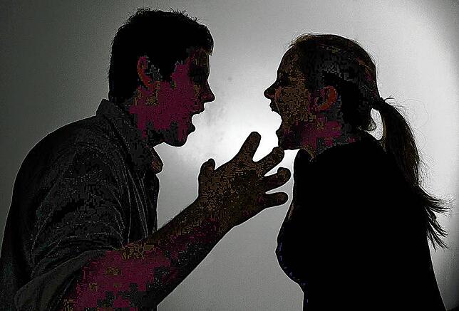 Ein als Silhouette abgebildeter Mann und eine Frau schreien sich gegenseitig an (Symbolbild).