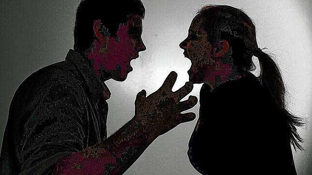 Ein als Silhouette abgebildeter Mann und eine Frau schreien sich gegenseitig an (Symbolbild).