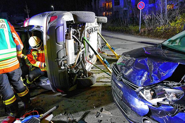Das umgekippte Fahrzeug musste zunächst durch die Feuerwehr gesichert werden, bevor die darin eingeschlossene Person gerettet werden konnte.