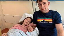 Krystsina und Viktar Petrushenka freuen sich über ihren kleinen Sohn Elisej. Er ist am Schnapszahl-Tag, dem 22.2.2022, im Helios Spital ...