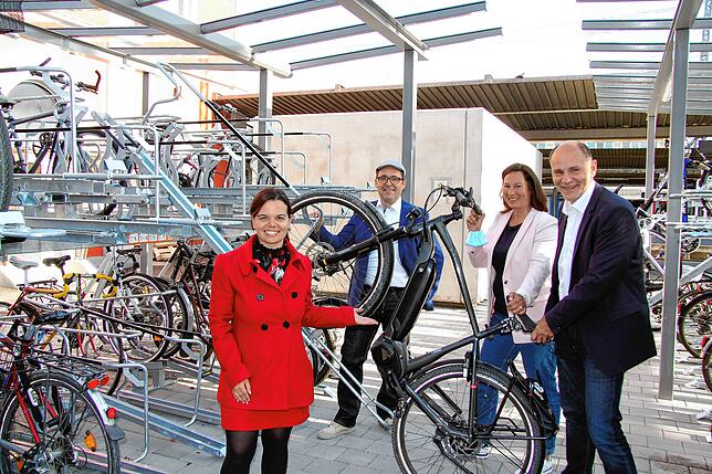 Bei der Einweihung 2021 war die Freude groß über die neue Fahrradabstellanlage am Hauptbahnhof, (von links) die damalige Cano-Managerin ...