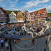 Die Enthüllung der Skulptur von Bildhauer Peter Lenk auf dem Marktplatz in Bad Urach.