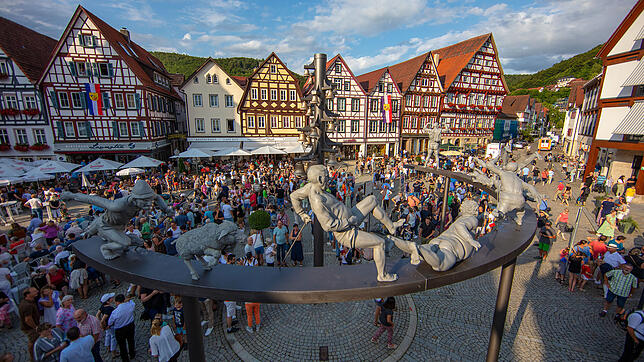 Die Enthüllung der Skulptur von Bildhauer Peter Lenk auf dem Marktplatz in Bad Urach.