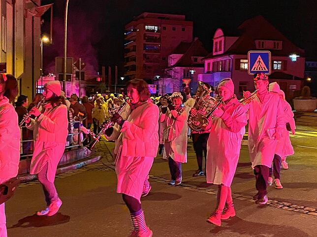 Bild 31: Weiße Narren ziehen durch Stockach: Die schönsten Bilder vom Hemedglonkerumzug und der Verbrennung