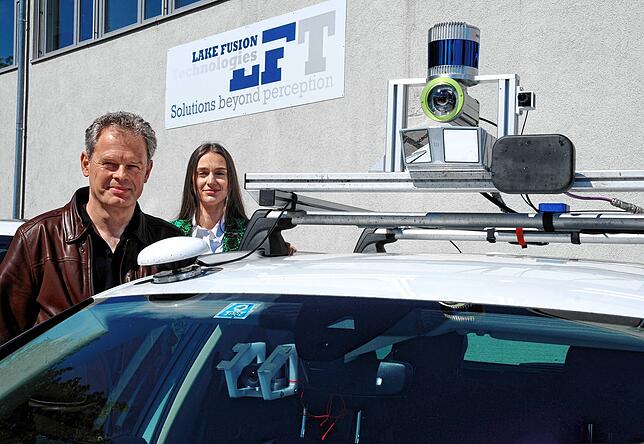 LFT-Technikchef Thomas Münsterer und Geschäftsführungsassistentin Maria Boos präsentieren im Mai 2021 ein mit Sensortechnik ...