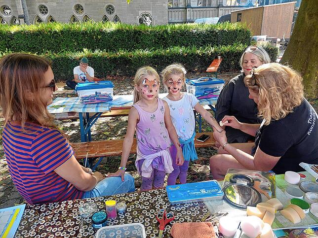 Beim Theaterfest ist das Kinderschminken für die jüngsten Gäste unverzichtbar. Auch Tabea Hauf kommt mit ihren Töchtern Leia und Finja ...
