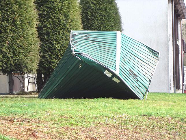 Ein Gartenhaus flog nahe der Wetterstation Kurgebiet Bad Säckingen davon.