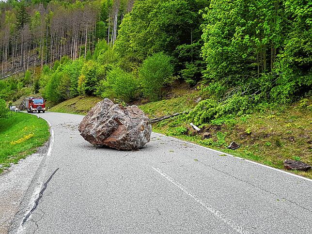 Experten sollen nun klären, wie der Felsbrocken entfernt wird.