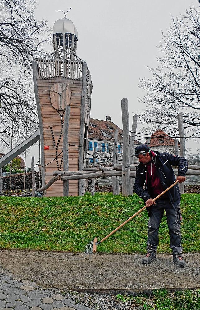 Ein kleines Nikolausmünster überragt den neuen Spielplatz am oberen Eingang zu den Menzingergärten, der zum Klettern und Rutschen einlädt.