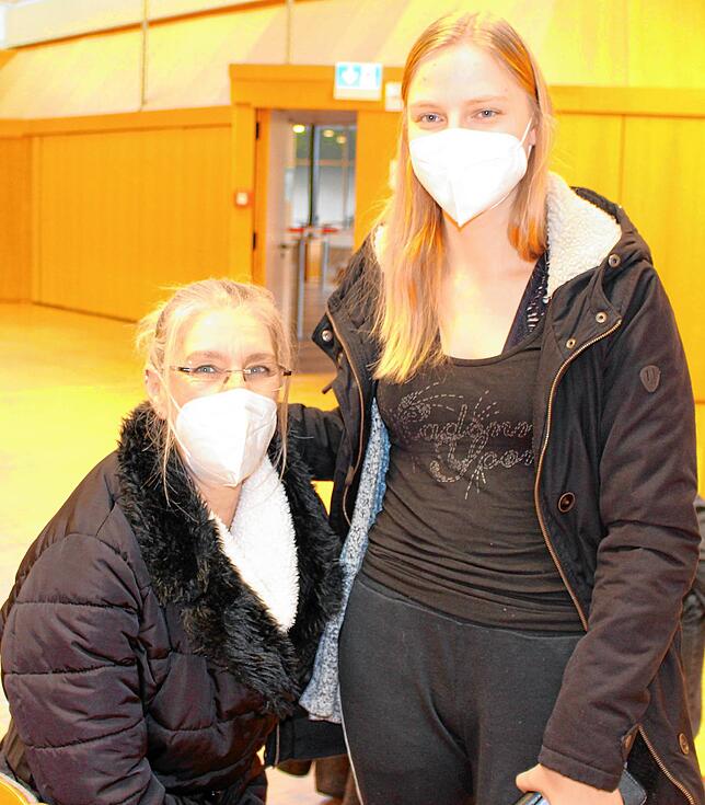 Als Mutter-Tochter-Gespann beim Impfen: Marion und Lea Gindele (von links) waren aus Herdwangen gekommen.
