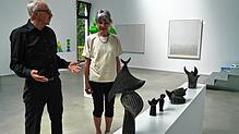Galerist Werner Wohlhüter spricht mit Künstlerin Angela Flaig über die frühen Bronze-Arbeiten von Gudrun Krüger.