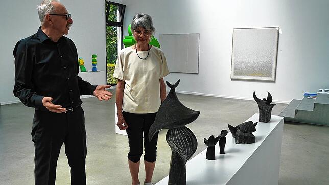 Galerist Werner Wohlhüter spricht mit Künstlerin Angela Flaig über die frühen Bronze-Arbeiten von Gudrun Krüger.