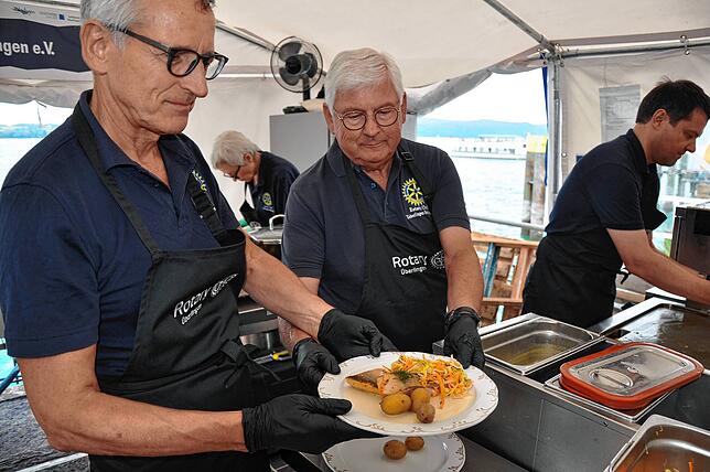 Zur Mittagszeit stark nachgefragt: der „Saibling an Riesling-Schaum“ des Rotary Clubs.