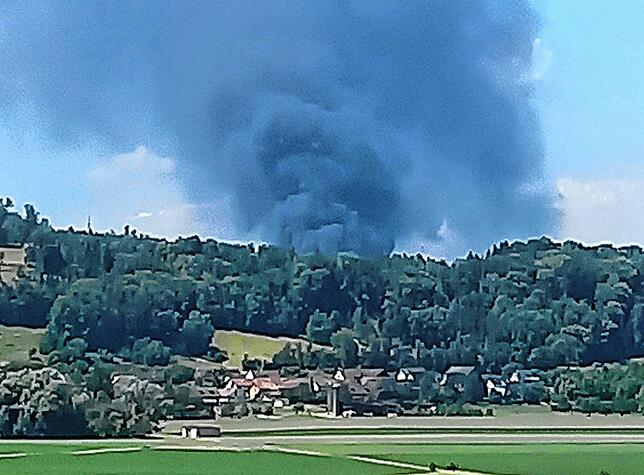 Das Bild zeigt den Brand von Kadelburg aus. Im Vordergrund liegt das Schweizer Dorf Rietheim bei Bad Zurzach.