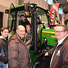 Aus Ludwigshafen ist Landwirt Hermann Mößner mit seinen drei Söhnen Paul, Daniel und Philipp angereist, um sich beim Agrartag in ...