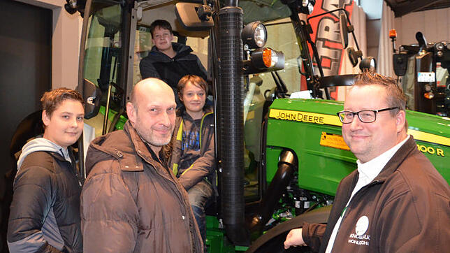 Aus Ludwigshafen ist Landwirt Hermann Mößner mit seinen drei Söhnen Paul, Daniel und Philipp angereist, um sich beim Agrartag in ...
