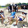 Die ersten Gäste (von links): Sebastian Behrend, Frieder Deuring und Kilian Kraus kamen zufällig an der neuen Strandbar auf Klein ...