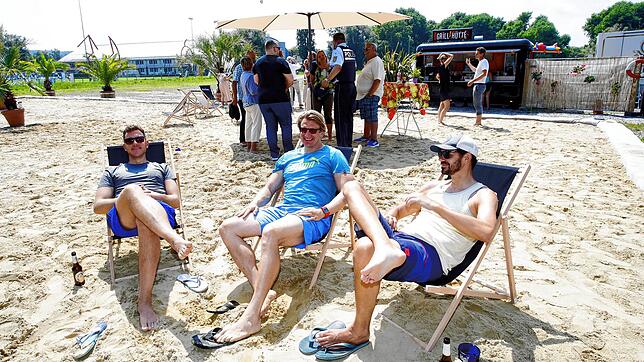 Die ersten Gäste (von links): Sebastian Behrend, Frieder Deuring und Kilian Kraus kamen zufällig an der neuen Strandbar auf Klein ...