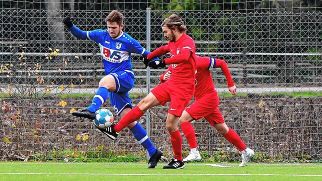 Bester Bezirksliga-Abwehrspieler: Die Trainer haben abgestimmt und Nico Ködel (links gegen Tiengens Tammo Heinzler) vom FC Erzingen mit ...