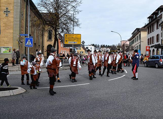 Bild 28: Bilder vom Narrenbaum-Umzug in Stockach mit Schaulustigen