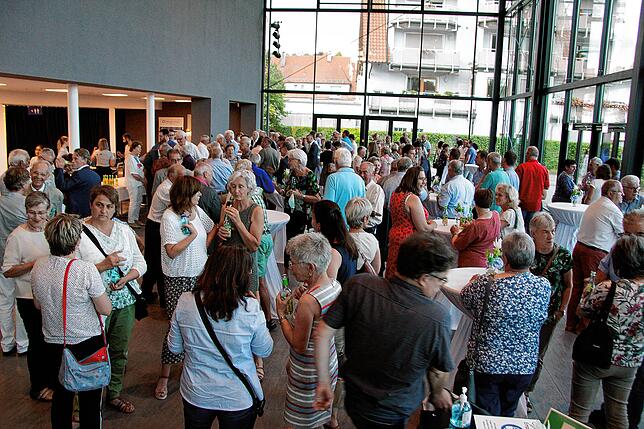 In der Pause erfrischen sich viele Besucher mit kühlen Getränken im Foyer und vor der Halle.