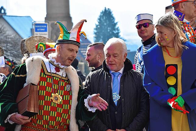 Wolfgang Kubicki (Mitte) verfolgt interessiert die traditionelle Kriegsrat-Szene vor dem Bürgerhaus Adler Post in Stockach.