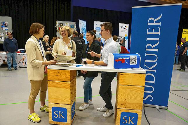 Angeregtes Gespräch: Redakteurin Melanie Völk (von links) unterhält sich am SÜDKURIER Stand mit Beate Harmel, neben ihr die ...