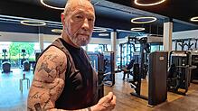 Grauer Vollbart, strammer Bizeps: Uwe Hück in seinem Fitnessstudio in Pforzheim.
