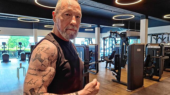 Grauer Vollbart, strammer Bizeps: Uwe Hück in seinem Fitnessstudio in Pforzheim.