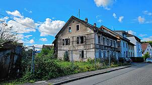 Löcher statt Fenster, nicht nur die Fassade bröckelt: So sieht das Haus der ehemaligen Bäckerei aus.