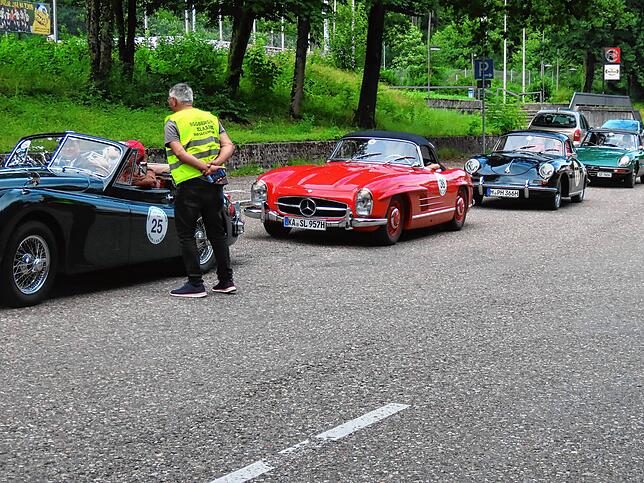 Typische Renn-Atmosphäre bei einer Klassik-Rallye: kurzer Plausch, dann kann an die Wertungsschranke vorgefahren werden und auf eigenes ...