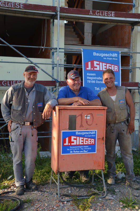 Sie freuen sich über die zügige Fertigstellung des Rohbaus: die drei Chefs der Firma Sieger-Maus in Aasen, Senior Eugen Maus (Mitte) mit ...