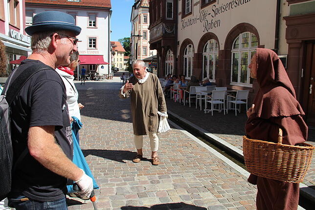 Macht uns den Weg sauber, bittet Henry Greif (Mitte), der auch zusammen mit Klaus Richter (rechts) auf Stadtführungstour in Villingen ...