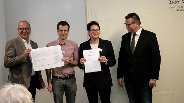 Dieter Prahl (von links), Florian Schmid und Barbara Schmidle von der Rehrettung Hegau Bodensee und Minister Peter Hauk.