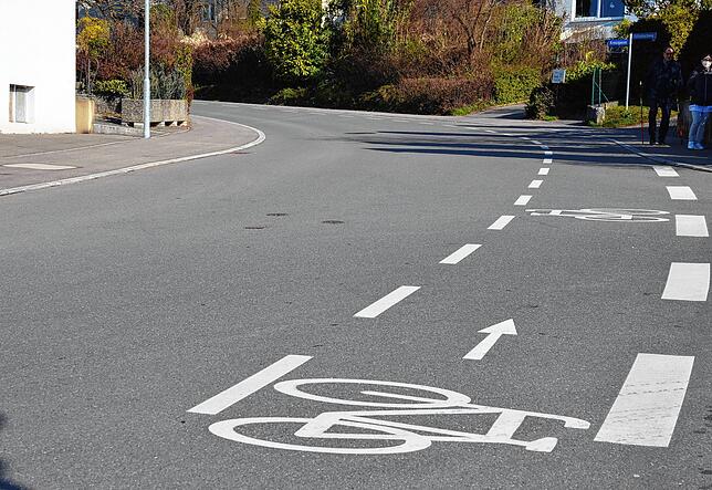 Und es bewegst sich doch etwas. Nach ihrer Sanierung bekam die Kreuzgasse einen neuen Radstreifen.