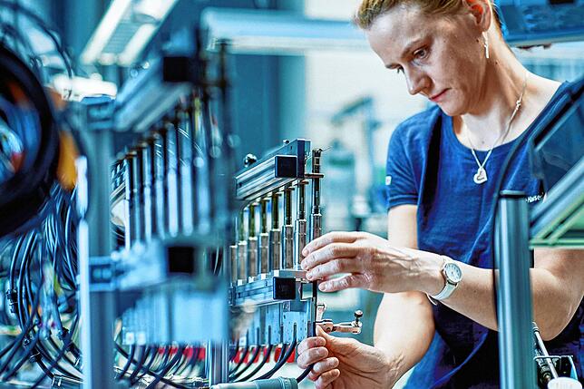 Endress+Hauser greift meist auf erfahrene Sommeraushilfen zurück. Hier eine Mitarbeiterin in der Produktion.