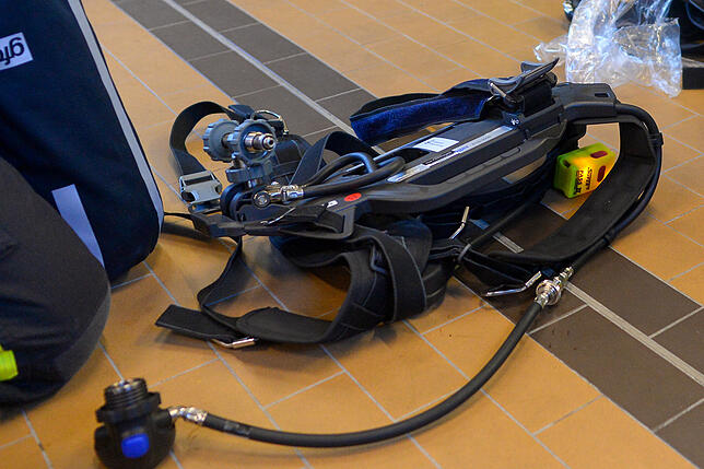 Nach dem Einsatz im Feuerwehrhaus piept es nochmal ganz ordentlich: Die Melder an den Sauerstiffwesten dienen dazu anzuzeigen, wenn ein ...