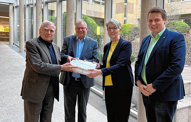 Jürgen Stadler vom Verein Pro Spital) und der Bad Säckinger Bürgermeister Alexander Guhl (von links) übergeben die 9000 Unterschriften ...