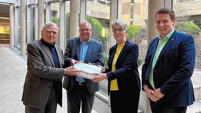 Jürgen Stadler vom Verein Pro Spital) und der Bad Säckinger Bürgermeister Alexander Guhl (von links) übergeben die 9000 Unterschriften ...