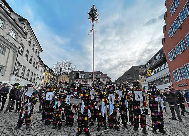 Bild 25: Große und kleine Hänsele ließen die Karbatschen in Überlingen knallen