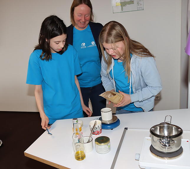 Lehrerin Birgit Santalucia betreut die Arbeitsgemeinschaft Jugend forscht des Thomas-Strittmatter-Gymnasiums in St. Georgen. ...