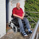 Michael Mutter am Eingang des elterlichen Haus, das er nach deren Tod übernommen hat, um hier wohnen bleiben zu können. Mit ...
