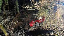 Auch Rettungskräfte aus Singen waren im Einsatz, weil ein Auto bei Thayngen einen Steilhang hinab gerutscht ist.