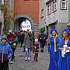 Mit dem Zug durch das Obertor, angeführt von den den Burgfräulein Maren Weißhaar und Eva- Maria Goretzki (von links), ähnelte die ...