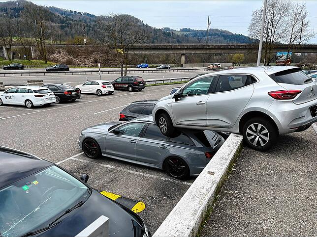 Das Fahrzeug durchschlug bei dem Unfall auch ein Geländer, das ein weiteres Fahrzeug beschädigte.