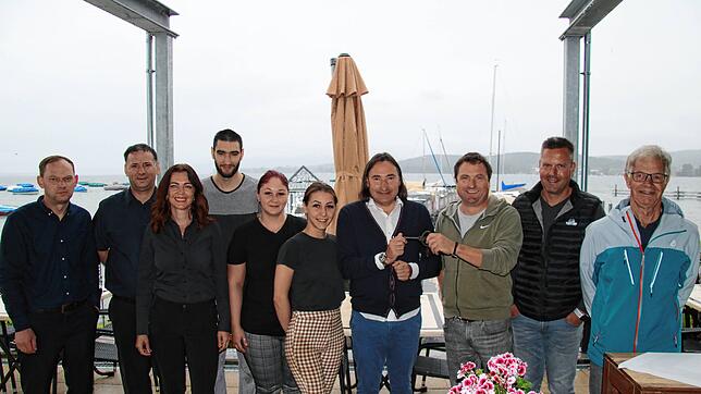 Das Restaurant-Team von La Oliva mit ESV-Mitgliedern bei der symbolischen Schlüsselübergabe: Bar-Chef Safet Djeladini (von links), Chef ...