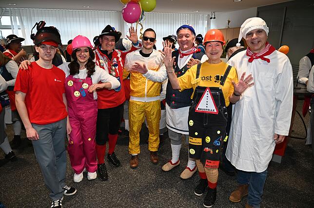 Das Team der Sparkassengeschäftsstelle Lauchringen empfängt die Narren mit großer Freude und kulinarischen Köstlichkeiten. Auf dem Bild ...