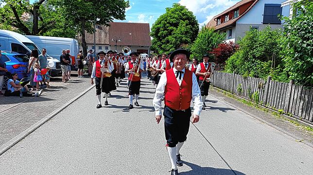 Bild 2: Großer Festumzug am Gmeindshus Oberlauchringen