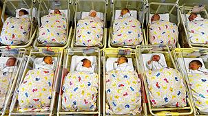 Solche Bilder sind heute eher selten. In Deutschland wurden 2024 nur 677.000 Babys geboren. 1964 waren es 1.357.000, der Höchststand bei ...